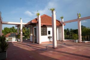Iglesia abyteriana con cruz abyteriana en un patio en WIMAL PALACE, en Jaffna