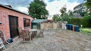 a patio with a table and chairs and a fence at Monteur-Bungalow mit Grundstück in Itzehoe