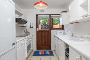 Η κουζίνα ή μικρή κουζίνα στο San Lameer Villa 2810 - 4 Bedroom Classic - 8 pax - San Lameer Rental Agency