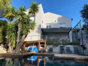 Bazén v ubytovaní Bas de villa avec piscine, 5km de la plage alebo v jeho blízkosti