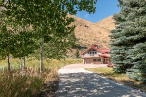 una entrada que conduce a una casa con una montaña en Baldy View Home - Amazing Hillside Home Close to Warm Springs Lifts, en Ketchum