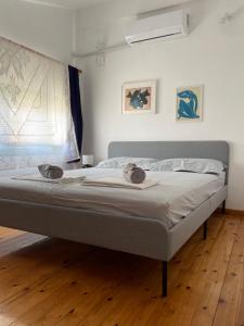 1 cama con 2 toallas en un dormitorio en Pinelopi Holiday House, en Melínta