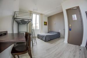 Postel nebo postele na pokoji v ubytování Hôtel Trianon