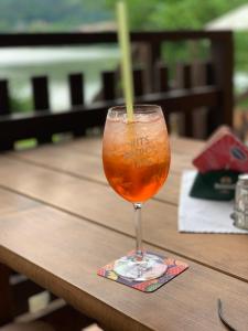 a drink in a glass sitting on a table at Ubytování u Kolóška in Pístovice