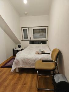 1 dormitorio con 1 cama, mesa y sillas en Chambre Privé dans belle maison 1 en Ettelbruck