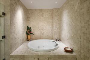 Un baño con bañera en una habitación. en Portico 3 by Blue Sky Luxury, en Saint James 16 fotos más