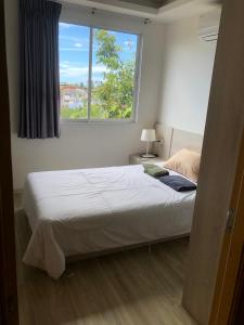 1 dormitorio con 1 cama grande y ventana en Le Grand Bleu en Koh Samui