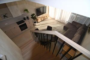 パランガにあるNemirsetos parko apartamentaiのソファ付きのリビングルームのオーバーヘッドビュー