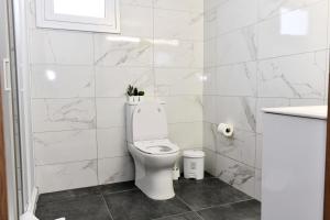 Ένα μπάνιο στο Musan Boutique Apartments