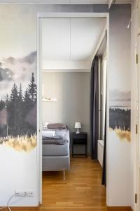 uma sala com um quarto com uma cama em Relaxing apartment by sea + Sauna + free Parking em Helsinque