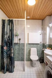 uma casa de banho com um WC e uma cortina de chuveiro em Relaxing apartment by sea + Sauna + free Parking em Helsinque