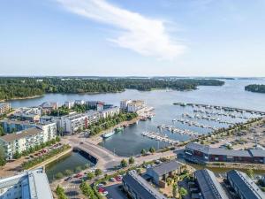 uma vista aérea de uma marina sobre um rio em Relaxing apartment by sea + Sauna + free Parking em Helsinque