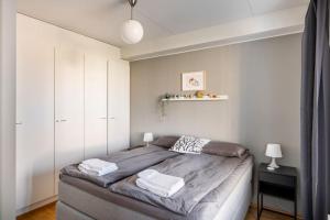 um quarto com uma cama grande com duas almofadas em Relaxing apartment by sea + Sauna + free Parking em Helsinque
