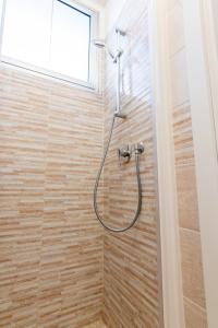 um chuveiro com uma mangueira na casa de banho em Hotel Santiago em Rimini