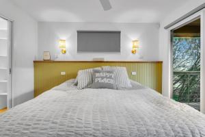 Un pat sau paturi într-o cameră la Sandy Hills Beach House by Ready Set Stay- BYO LINEN & TOWELS