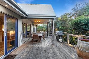 Un balcon sau o terasă la Sandy Hills Beach House by Ready Set Stay- BYO LINEN & TOWELS +13 fotografii