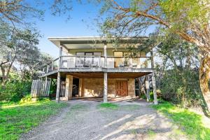 O grădină în afara Sandy Hills Beach House by Ready Set Stay- BYO LINEN & TOWELS