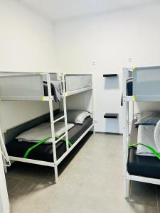 Postel nebo postele na pokoji v ubytování Neuwertiges Apartment mit schnellem WLAN, Netflix, Glasfaser, Kostenlose Privatparkplatz auch für Transporter geeignet R20