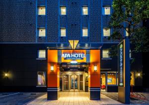 福岡市にあるアパホテル博多駅前4丁目の建物正面のホテル入口