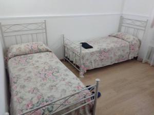 duas camas individuais num quarto sem ermottermottermottermott em Villetta La Melissa em Cutrofiano