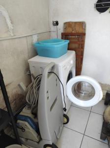 uma casa de banho com um WC e uma máquina de lavar roupa em Villetta La Melissa em Cutrofiano
