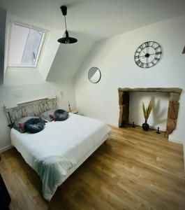 1 dormitorio con 1 cama grande y chimenea en La Villa du Pressoir, magnifique longère Bretonne, en Belz