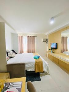 - une chambre avec un lit, une télévision et un lavabo dans l'établissement Persimmon Condominium Tower 3 near SM, à Cebu
