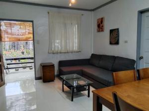 A Unique and Cozy WholeHouse in Babak Samal Island的休息区
