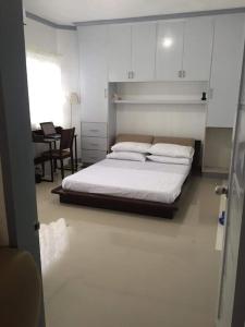 - une chambre avec un lit, une table et une chaise dans l'établissement A Unique and Cozy WholeHouse in Babak Samal Island, à Babak