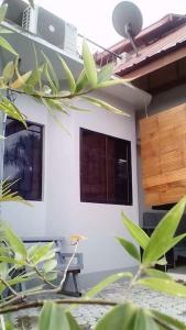 A Unique and Cozy WholeHouse in Babak Samal Island的电视和/或娱乐中心