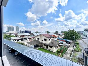 - une vue sur une ville avec des maisons et une rue dans l'établissement Jeff & Ricky Homestay 87@ Trinity Residence, à Kuching