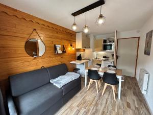 Kuchyňa alebo kuchynka v ubytovaní Escapade cosy vu montagne Près des pistes 1800 WIFI - 6 personnes