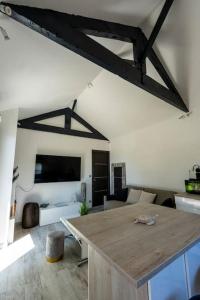 un salon avec une table et un canapé dans l'établissement Maison Tiki Village Aix centre, à Aix-en-Provence