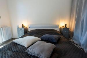 - un lit avec des oreillers dans une chambre dans l'établissement Maison Tiki Village Aix centre, à Aix-en-Provence