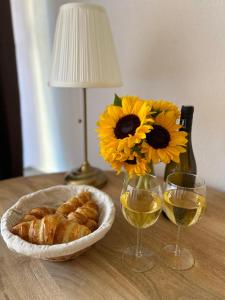 einen Tisch mit einer Schüssel Brot und zwei Gläsern Wein in der Unterkunft Studio in the heart of Beaulieu sur mer in Beaulieu-sur-Mer