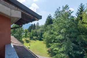 Blick auf ein Feld und Bäume aus einem Haus in der Unterkunft Songavazzo Dream Apartment in Songavazzo