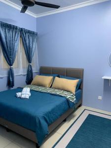 a blue bedroom with a bed with blue curtains at Irizz Inn @Homestay Platinum Splendor in Kuala Lumpur
