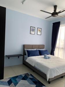 a bedroom with a bed and a ceiling fan at Irizz Inn @Homestay Platinum Splendor in Kuala Lumpur