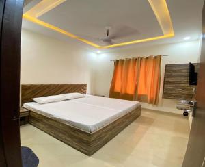 ein Schlafzimmer mit einem großen Bett in einem Zimmer in der Unterkunft Naman Homestay in Amritsar