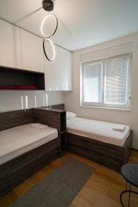 een slaapkamer met 2 stapelbedden en een raam bij Apartment Wing 77 by Belmont Realty in Zadar