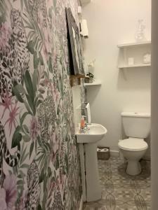 łazienka z toaletą i umywalką w obiekcie Lovely 1 bed flat in Victorian house 300m seafront w mieście Penzance