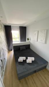 um quarto com uma cama grande num quarto em ApartamentMzTower em Kielce