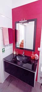 リベイラ・ブラーヴァにあるAngela`s Loftのバスルーム(黒い洗面台、鏡付)