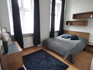 sypialnia z łóżkiem i dużym oknem w obiekcie Apartament na Rynku w Gnieźnie w Gnieźnie