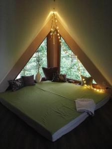 uma cama num quarto com uma grande janela em Ferienwohnung im Naturgarten em Chemnitz
