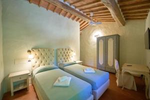 a bedroom with two beds in a room at Hotel Relais San Lorenzo in Abbadia San Salvatore