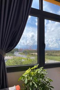 ein Fenster mit Blick auf ein Riesenrad in der Unterkunft Homestay Sài Gòn in Phu Quoc