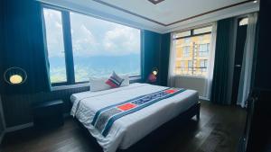 Postel nebo postele na pokoji v ubytování Swan Sapa Hotel