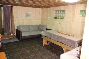 ein Wohnzimmer mit einem Sofa und einem Tisch in der Unterkunft PIE OPĪŠA in Cēsis