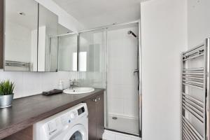 una lavanderia con lavatrice e asciugatrice di Appartement Quartier Republique a Parigi